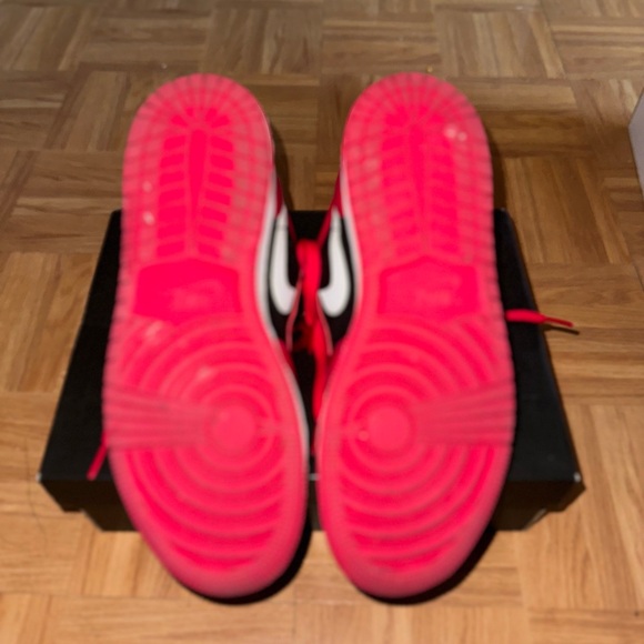 GS JORDAN 1 LOW 
BLACK/WHITE-VERY BERRY - Picture 2 of 3